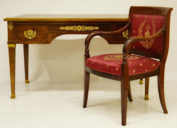 Scrivania e poltroncina, in stile '700, in noce