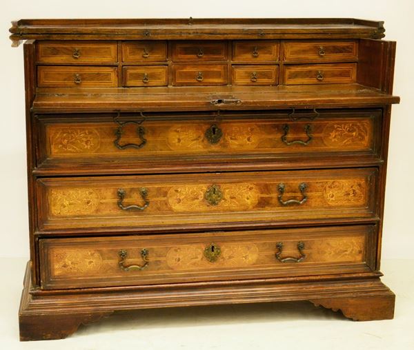 Cassettone, Lombardia, sec. XVII, in noce intarsiato