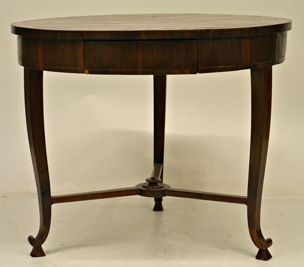 Tavolo, sec. XVIII, in noce filettato, piano circolare,