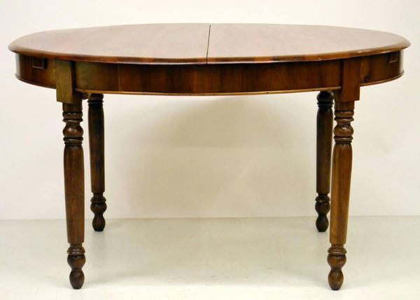 Tavolo, sec. XIX, in noce, piano ovale  - Asta GIOIELLI, DIPINTI, ARREDI E OGGETTI D'ARTE - Poggio Bracciolini Casa d'Aste