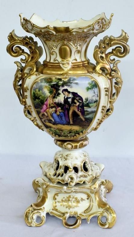 Vaso, sec. XIX, in porcellana bianco-oro,&nbsp;&nbsp;&nbsp;&nbsp;&nbsp;&nbsp;&nbsp;&nbsp;&nbsp;&nbsp;&nbsp;&nbsp;&nbsp;&nbsp;&nbsp;&nbsp;&nbsp;&nbsp;&nbsp;&nbsp;&nbsp;&nbsp;&nbsp;&nbsp;&nbsp;&nbsp;&nbsp;&nbsp;&nbsp;&nbsp;&nbsp;&nbsp;&nbsp;