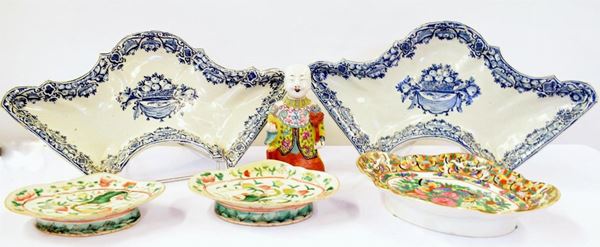 324- TRE PICCOLI VASSOI IN CERAMICA CINESE E                              