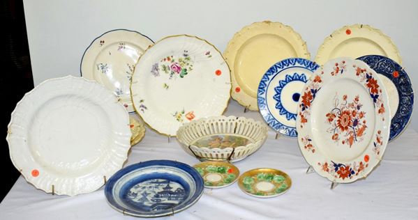 Quindici tra piatti, piattini e ciotola, sec.XIX/XX&nbsp;&nbsp;&nbsp;&nbsp;&nbsp;&nbsp;&nbsp;&nbsp;&nbsp;&nbsp;&nbsp;&nbsp;&nbsp;&nbsp;&nbsp;&nbsp;&nbsp;&nbsp;&nbsp;&nbsp;&nbsp;&nbsp;&nbsp;  - Asta ASTA A TEMPO - ANTIQUARIATO E COLLEZIONISMO - Poggio Bracciolini Casa d'Aste