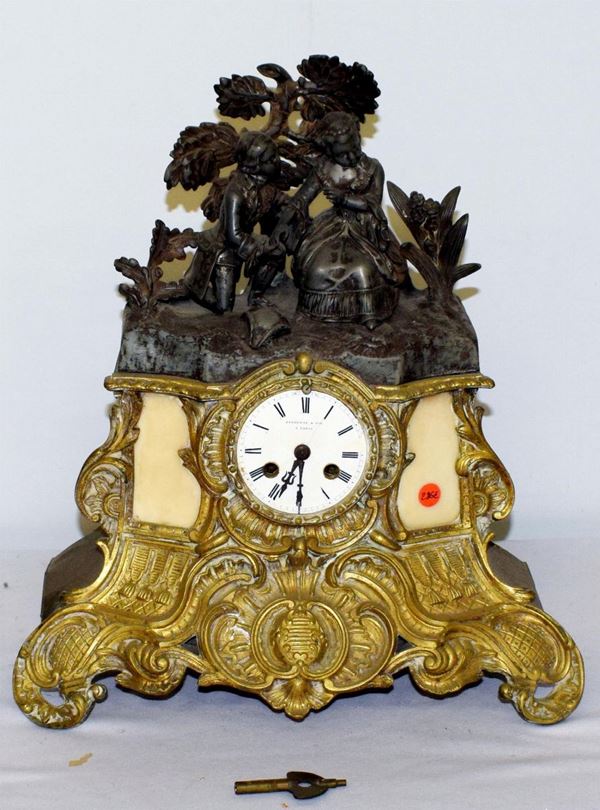 Orologio soprammobile, Francia sec. XX&nbsp;&nbsp;&nbsp;&nbsp;&nbsp;&nbsp;&nbsp;&nbsp;&nbsp;&nbsp;&nbsp;&nbsp;&nbsp;&nbsp;&nbsp;&nbsp;&nbsp;&nbsp;&nbsp;&nbsp;&nbsp;&nbsp;&nbsp;&nbsp;&nbsp;&nbsp;&nbsp;&nbsp;&nbsp;&nbsp;&nbsp;&nbsp;&nbsp;&nbsp;&nbsp;&nbsp;