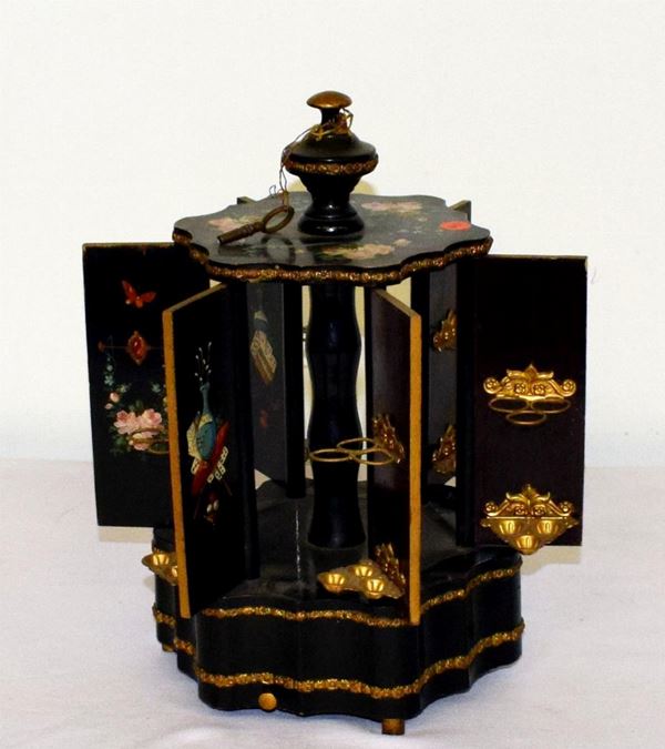 Giostra carillon portasigarette inizi sec. XX, in legno decorato a fiori, alt. cm 29&nbsp;&nbsp;&nbsp;&nbsp;&nbsp;&nbsp;&nbsp;