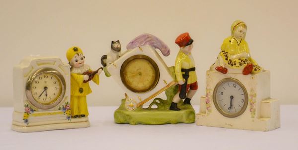 Tre orologi da tavolo, sec. XX, in maiolica decorata,&nbsp;&nbsp;&nbsp;&nbsp;&nbsp;&nbsp;&nbsp;&nbsp;&nbsp;&nbsp;&nbsp;&nbsp;&nbsp;&nbsp;&nbsp;&nbsp;&nbsp;&nbsp;&nbsp;&nbsp;&nbsp;