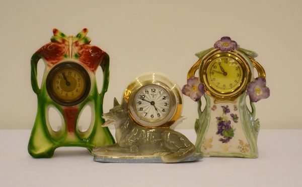 Tre orologi da tavolo, sec. XX, in maiolica decorata,&nbsp;&nbsp;&nbsp;&nbsp;&nbsp;&nbsp;&nbsp;&nbsp;&nbsp;&nbsp;&nbsp;&nbsp;&nbsp;&nbsp;&nbsp;&nbsp;&nbsp;&nbsp;&nbsp;&nbsp;&nbsp;
