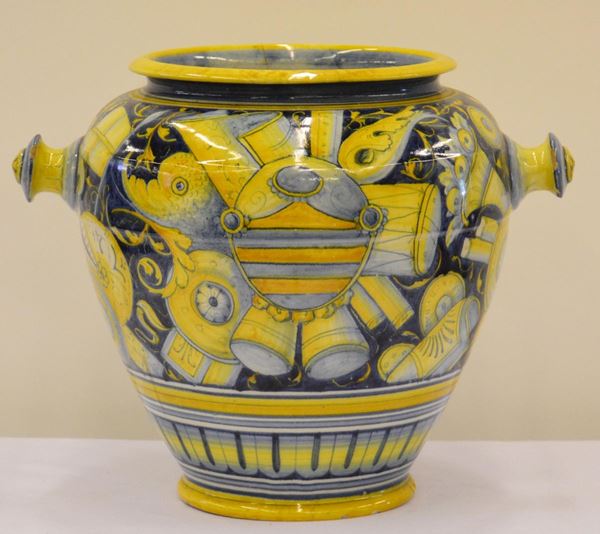 Vaso, sec. XX. in terracotta smaltata&nbsp;&nbsp;&nbsp;&nbsp;&nbsp;&nbsp;&nbsp;&nbsp;&nbsp;&nbsp;&nbsp;&nbsp;&nbsp;&nbsp;&nbsp;&nbsp;&nbsp;&nbsp;&nbsp;&nbsp;&nbsp;&nbsp;&nbsp;&nbsp;&nbsp;&nbsp;&nbsp;&nbsp;&nbsp;&nbsp;&nbsp;&nbsp;&nbsp;&nbsp;&nbsp;&nbsp;&nbsp;