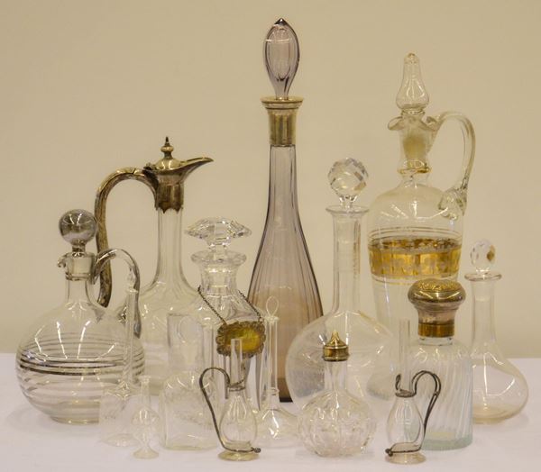 Quindici fra bottiglie, brocche e vasetti, sec. XX,&nbsp;&nbsp;&nbsp;&nbsp;&nbsp;&nbsp;&nbsp;&nbsp;&nbsp;&nbsp;&nbsp;&nbsp;&nbsp;&nbsp;&nbsp;&nbsp;&nbsp;&nbsp;&nbsp;&nbsp;&nbsp;&nbsp;&nbsp;  - Asta ASTA A TEMPO - ANTIQUARIATO E COLLEZIONISMO - Poggio Bracciolini Casa d'Aste