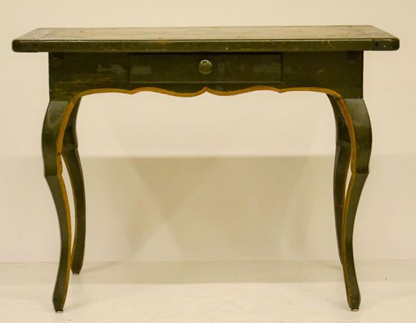 Tavolino, sec. XX, in legno laccato&nbsp;&nbsp;&nbsp;&nbsp;&nbsp;&nbsp;&nbsp;&nbsp;&nbsp;&nbsp;&nbsp;&nbsp;&nbsp;&nbsp;&nbsp;&nbsp;&nbsp;&nbsp;&nbsp;&nbsp;&nbsp;&nbsp;&nbsp;&nbsp;&nbsp;&nbsp;&nbsp;&nbsp;&nbsp;&nbsp;&nbsp;&nbsp;&nbsp;&nbsp;&nbsp;&nbsp;&nbsp;&nbsp;&nbsp;