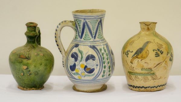 Tre brocche, sec. XVIII e XIX, in maiolica decorata (3)&nbsp;&nbsp;&nbsp;&nbsp;&nbsp;&nbsp;&nbsp;&nbsp;&nbsp;&nbsp;&nbsp;&nbsp;&nbsp;&nbsp;&nbsp;&nbsp;&nbsp;&nbsp;&nbsp;