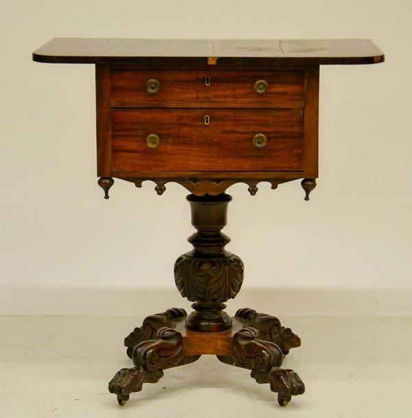 Tavolino da lavoro, sec. XIX, in mogano,&nbsp;&nbsp;&nbsp;&nbsp;&nbsp;&nbsp;&nbsp;&nbsp;&nbsp;&nbsp;&nbsp;&nbsp;&nbsp;&nbsp;&nbsp;&nbsp;&nbsp;&nbsp;&nbsp;&nbsp;&nbsp;&nbsp;&nbsp;&nbsp;&nbsp;&nbsp;&nbsp;&nbsp;&nbsp;&nbsp;&nbsp;&nbsp;&nbsp;&nbsp;