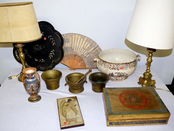 Lotto di tre mortai,vassoio, zuppiera, due lumi da&nbsp;&nbsp;&nbsp;&nbsp;&nbsp;&nbsp;&nbsp;&nbsp;&nbsp;&nbsp;&nbsp;&nbsp;&nbsp;&nbsp;&nbsp;&nbsp;&nbsp;&nbsp;&nbsp;&nbsp;&nbsp;&nbsp;&nbsp;&nbsp;  - Asta ASTA A TEMPO - ANTIQUARIATO E COLLEZIONISMO - Poggio Bracciolini Casa d'Aste