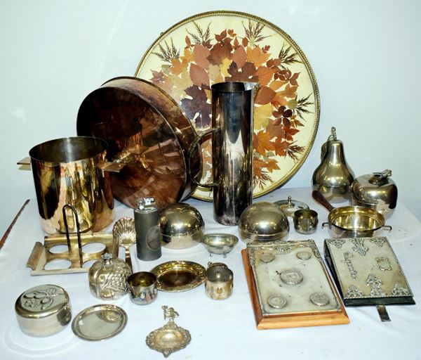Lotto composto da ventiquattro oggetti, sec. XX&nbsp;&nbsp;&nbsp;&nbsp;&nbsp;&nbsp;&nbsp;&nbsp;&nbsp;&nbsp;&nbsp;&nbsp;&nbsp;&nbsp;&nbsp;&nbsp;&nbsp;&nbsp;&nbsp;&nbsp;&nbsp;&nbsp;&nbsp;&nbsp;&nbsp;&nbsp;&nbsp;  - Asta ASTA A TEMPO - ANTIQUARIATO E COLLEZIONISMO - Poggio Bracciolini Casa d'Aste