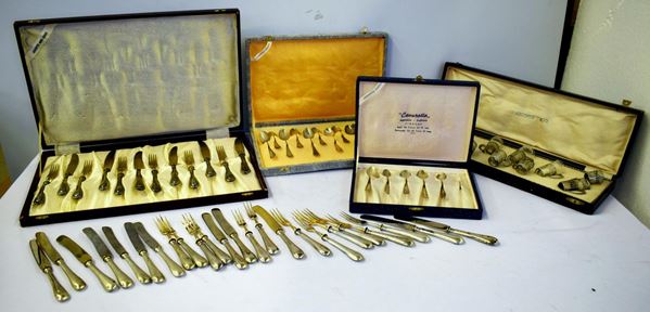 Quattro scatole contenenti, cucchiaini in argento ,&nbsp;&nbsp;&nbsp;&nbsp;&nbsp;&nbsp;&nbsp;&nbsp;&nbsp;&nbsp;&nbsp;&nbsp;&nbsp;&nbsp;&nbsp;&nbsp;&nbsp;&nbsp;&nbsp;&nbsp;&nbsp;&nbsp;&nbsp;