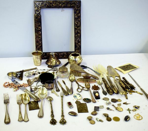Lotto composto da circa settanta oggetti                                    - Asta ASTA A TEMPO - ANTIQUARIATO E COLLEZIONISMO - Poggio Bracciolini Casa d'Aste
