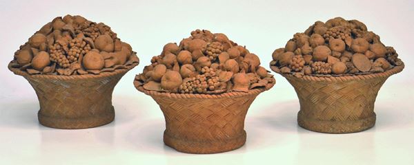 Tre gruppi, sec. XX, in terracotta,