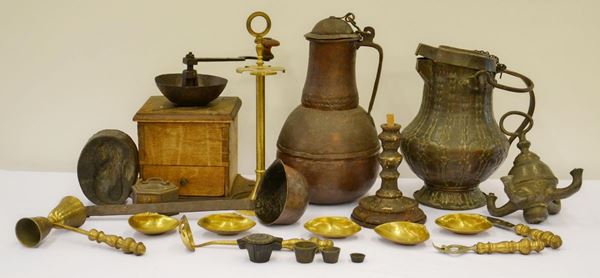Macina pepe, due brocche, cinque posacenere a forma di