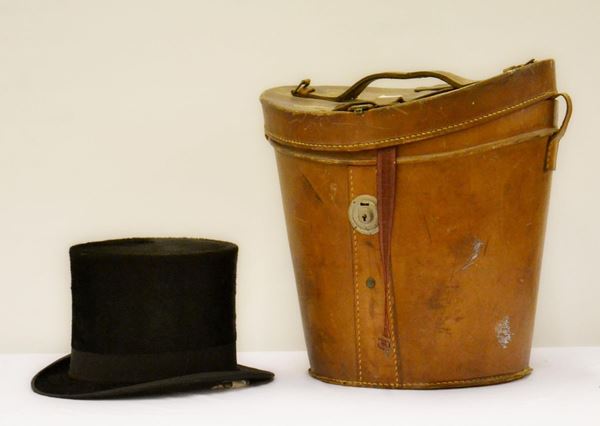 Cappello a cilinidro con cappelliera, inizi sec. XX,  - Asta GIOIELLI, ARREDI D'ANTIQUARIATO, DIPINTI E SCULTURE - Poggio Bracciolini Casa d'Aste