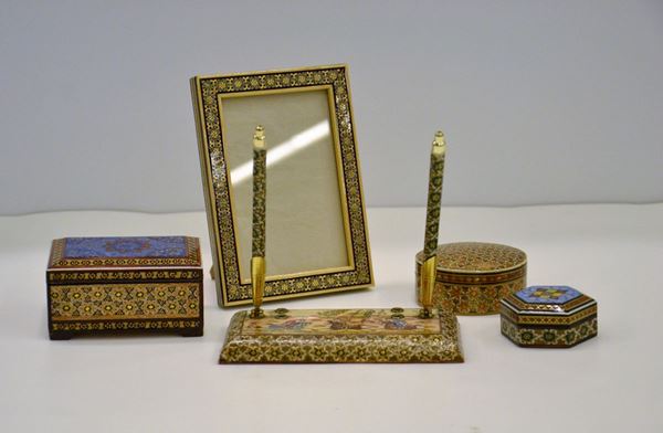 Tre scatoline, portapenne e cornici, sec. XX,&nbsp;&nbsp;&nbsp;&nbsp;&nbsp;&nbsp;&nbsp;&nbsp;&nbsp;&nbsp;&nbsp;&nbsp;&nbsp;&nbsp;&nbsp;&nbsp;&nbsp;&nbsp;&nbsp;&nbsp;&nbsp;&nbsp;&nbsp;&nbsp;&nbsp;&nbsp;&nbsp;&nbsp;&nbsp;  - Asta GIOIELLI, ARREDI D'ANTIQUARIATO, DIPINTI E SCULTURE - Poggio Bracciolini Casa d'Aste