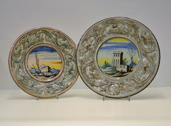 Due piatti, sec. XX, in ceramica&nbsp;&nbsp;&nbsp;&nbsp;&nbsp;&nbsp;&nbsp;&nbsp;&nbsp;&nbsp;&nbsp;&nbsp;&nbsp;&nbsp;&nbsp;&nbsp;&nbsp;&nbsp;&nbsp;&nbsp;&nbsp;&nbsp;&nbsp;&nbsp;&nbsp;&nbsp;&nbsp;&nbsp;&nbsp;&nbsp;&nbsp;&nbsp;&nbsp;&nbsp;&nbsp;&nbsp;&nbsp;&nbsp;&nbsp;&nbsp;&nbsp;&nbsp;&nbsp;