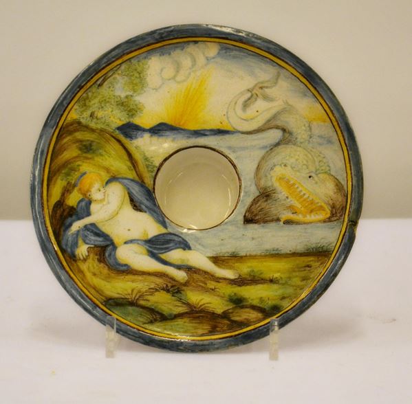 Alzata, sec. XVIII, in maiolica&nbsp;&nbsp;&nbsp;&nbsp;&nbsp;&nbsp;&nbsp;&nbsp;&nbsp;&nbsp;&nbsp;&nbsp;&nbsp;&nbsp;&nbsp;&nbsp;&nbsp;&nbsp;&nbsp;&nbsp;&nbsp;&nbsp;&nbsp;&nbsp;&nbsp;&nbsp;&nbsp;&nbsp;&nbsp;&nbsp;&nbsp;&nbsp;&nbsp;&nbsp;&nbsp;&nbsp;&nbsp;&nbsp;&nbsp;&nbsp;&nbsp;&nbsp;&nbsp;