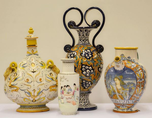 Due brocche, un' anfora ed un vasetto, sec. XX,  - Asta GIOIELLI, ARREDI D'ANTIQUARIATO, DIPINTI E SCULTURE - Poggio Bracciolini Casa d'Aste