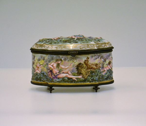 Scatolina, sec. XIX, in porcellana,  - Asta GIOIELLI, ARREDI D'ANTIQUARIATO, DIPINTI E SCULTURE - Poggio Bracciolini Casa d'Aste