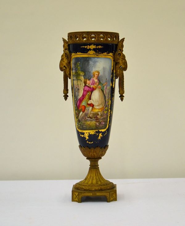 Vaso, Francia, fine sec. XIX, in vetro decorato  - Asta GIOIELLI, ARREDI D'ANTIQUARIATO, DIPINTI E SCULTURE - Poggio Bracciolini Casa d'Aste