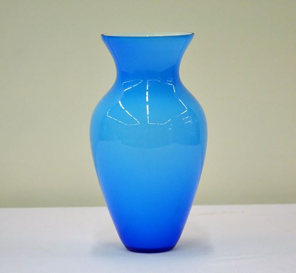 Vaso, sec. XX, in vetro nei toni  - Asta GIOIELLI, ARREDI D'ANTIQUARIATO, DIPINTI E SCULTURE - Poggio Bracciolini Casa d'Aste