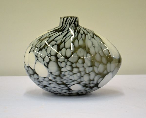 Vaso, sec. XX, in vetro nei toni del nero,  - Asta GIOIELLI, ARREDI D'ANTIQUARIATO, DIPINTI E SCULTURE - Poggio Bracciolini Casa d'Aste