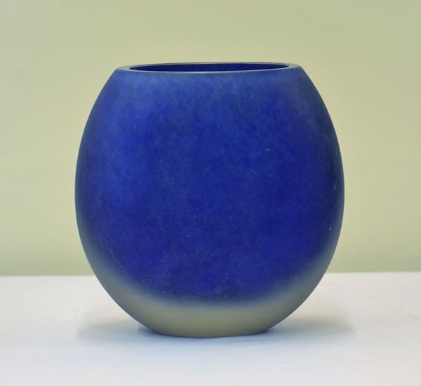Vaso, sec. XX, in vetro nei toni del blu, alt. cm 20                                                          
