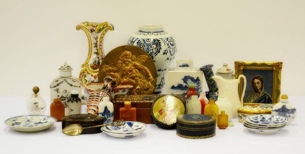 Undici bottigliette per profumo, arte orientale,