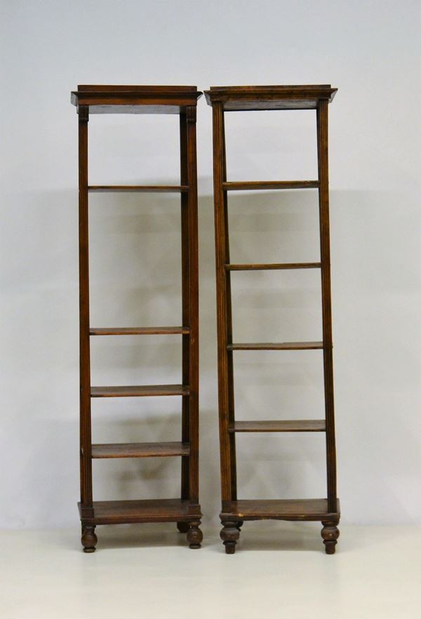 Coppia di librerie a colonna, sec. XX,