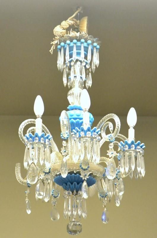Lampadario, sec. XIX, in vetro di Murano e opalina,  - Asta GIOIELLI, ARREDI D'ANTIQUARIATO, DIPINTI E SCULTURE - Poggio Bracciolini Casa d'Aste