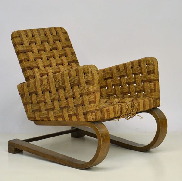 Poltrona sec. XX, struttura in noce, ricoperto in corda, cm 63x76x75