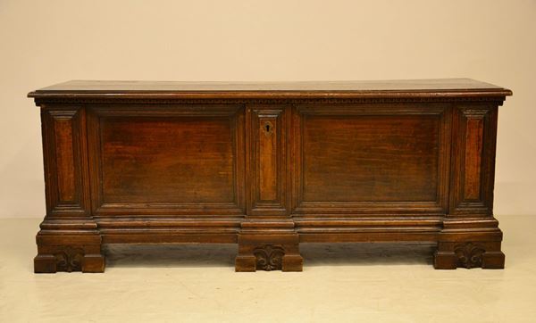 Cassapanca, sec. XVIII, in noce,  - Asta GIOIELLI, ARREDI D'ANTIQUARIATO, DIPINTI E SCULTURE - Poggio Bracciolini Casa d'Aste