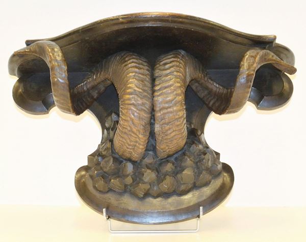 Mensola, sec. XX, in legno laccato  - Asta GIOIELLI, ARREDI D'ANTIQUARIATO, DIPINTI E SCULTURE - Poggio Bracciolini Casa d'Aste