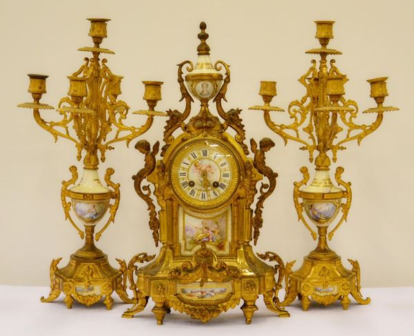 Orologio da tavolo e due candelieri, sec. XIX,