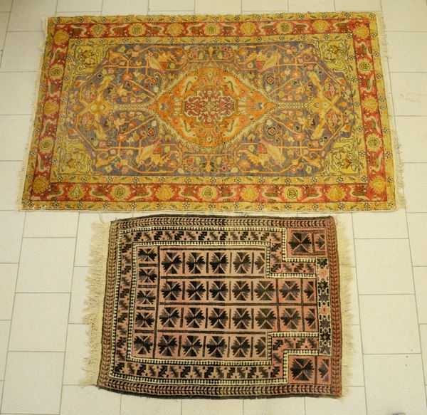 Due tappeti, sec. XX, fondo multicolore a motivi  - Asta GIOIELLI, ARREDI D'ANTIQUARIATO, DIPINTI E SCULTURE - Poggio Bracciolini Casa d'Aste
