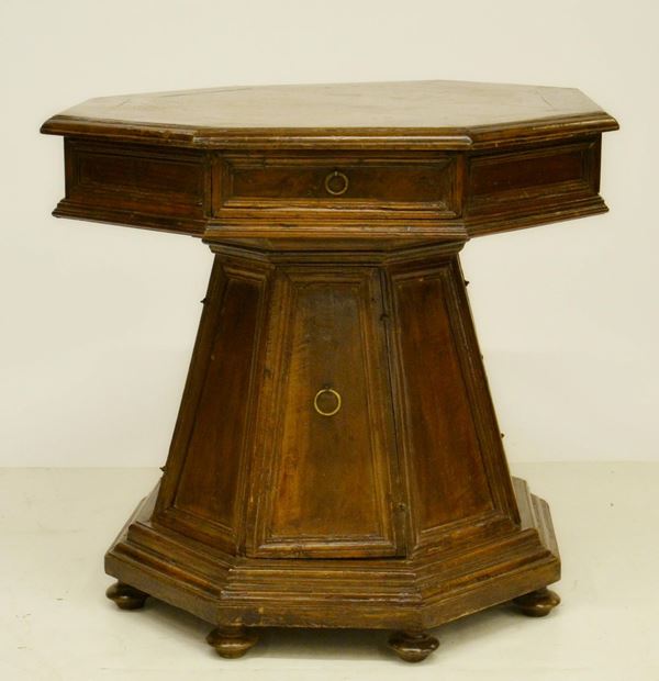 Tavolo, sec. XIX, in noce,  - Asta GIOIELLI, ARREDI D'ANTIQUARIATO, DIPINTI E SCULTURE - Poggio Bracciolini Casa d'Aste