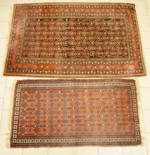 Due tappeti, sec. XX, fondo nei toni del rosso a