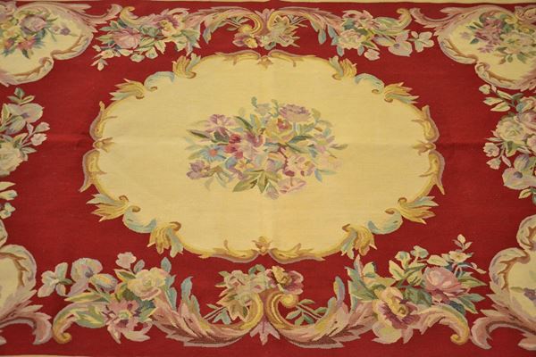 Tappeto Aubusson, fondo rosso e crema