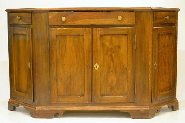Credenza, sec. XVIII, in noce, fronte scantonato