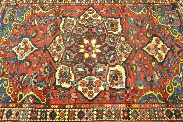Tappeto persiano, fondo multicolore a  - Asta GIOIELLI, ARREDI D'ANTIQUARIATO, DIPINTI E SCULTURE - Poggio Bracciolini Casa d'Aste