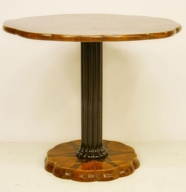 Tavolino, sec. XX, lastronato in radica,  - Asta GIOIELLI, ARREDI D'ANTIQUARIATO, DIPINTI E SCULTURE - Poggio Bracciolini Casa d'Aste