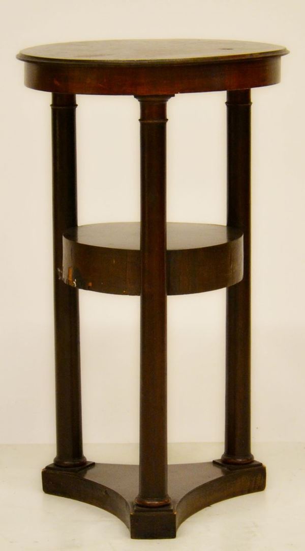 Tavolino, inizi sec. XX, in legno tinto mogano,  - Asta GIOIELLI, ARREDI D'ANTIQUARIATO, DIPINTI E SCULTURE - Poggio Bracciolini Casa d'Aste