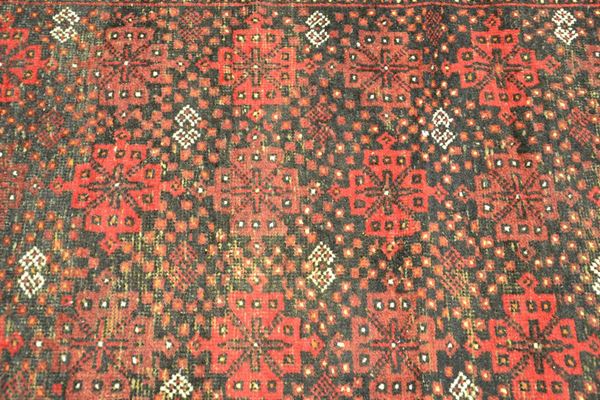 Tappeto persiano, fondo rosso  - Asta GIOIELLI, ARREDI D'ANTIQUARIATO, DIPINTI E SCULTURE - Poggio Bracciolini Casa d'Aste