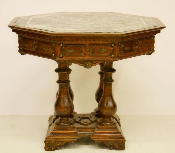 Tavolo, sec. XIX, in noce intagliato,