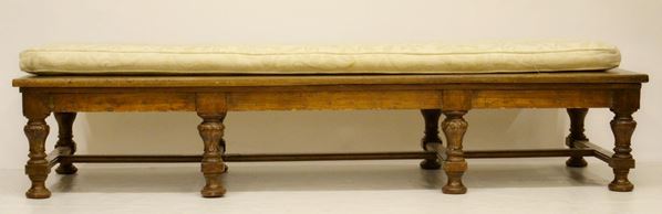 Tavolo da fumo, sec. XIX, in noce, gambe a birillo